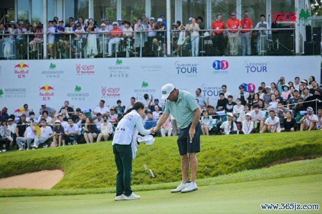（霍恩推入冠军推后，与球童彼此问候）