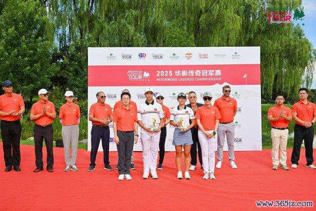 （国青小将李梦涵、韩今获将来之星奖杯）